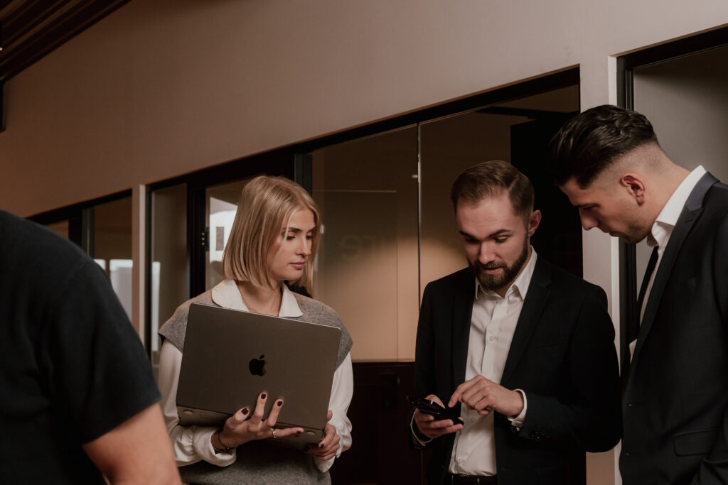 Autosecure Team plant mit Kunden