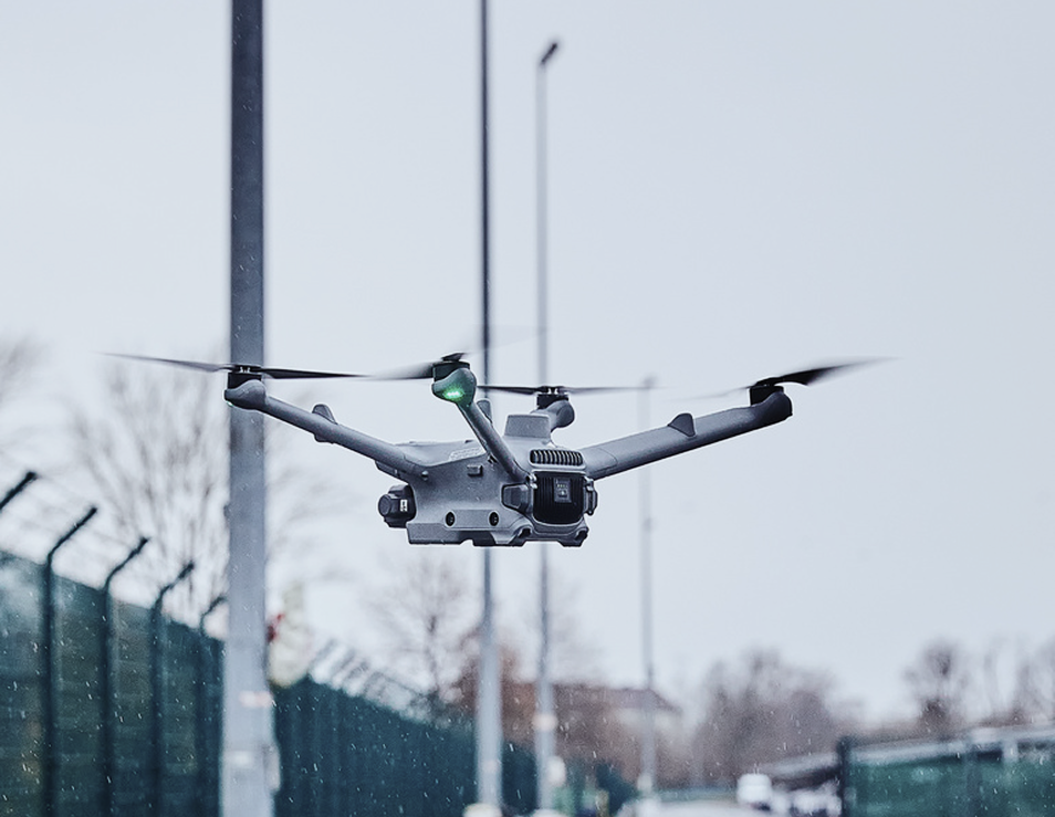 Fliegende Drohne Frontansicht