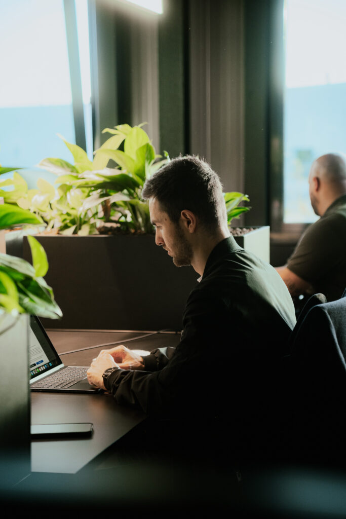 Autosecure Mitarbeiter wartet Alarmsystem remote vom Büro aus