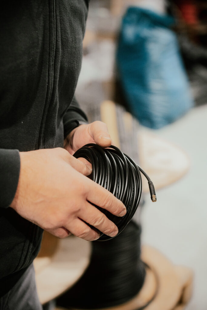 Autosecure Techniker hält Koaxialkabel