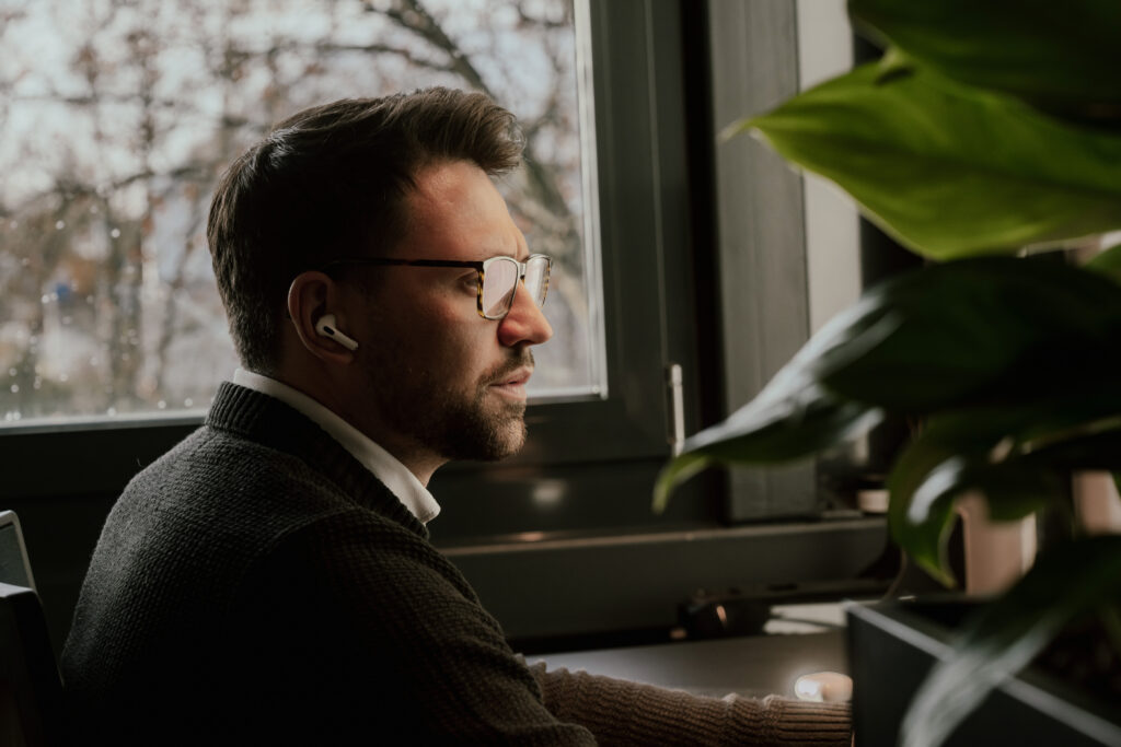 Autosecure Techniker richtet Mobile Security Tower ein