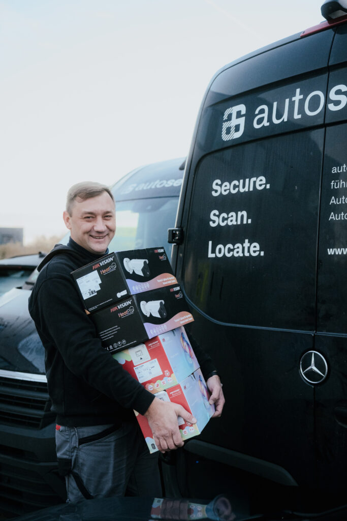 Techniker trägt Überwachungskameras für Montur