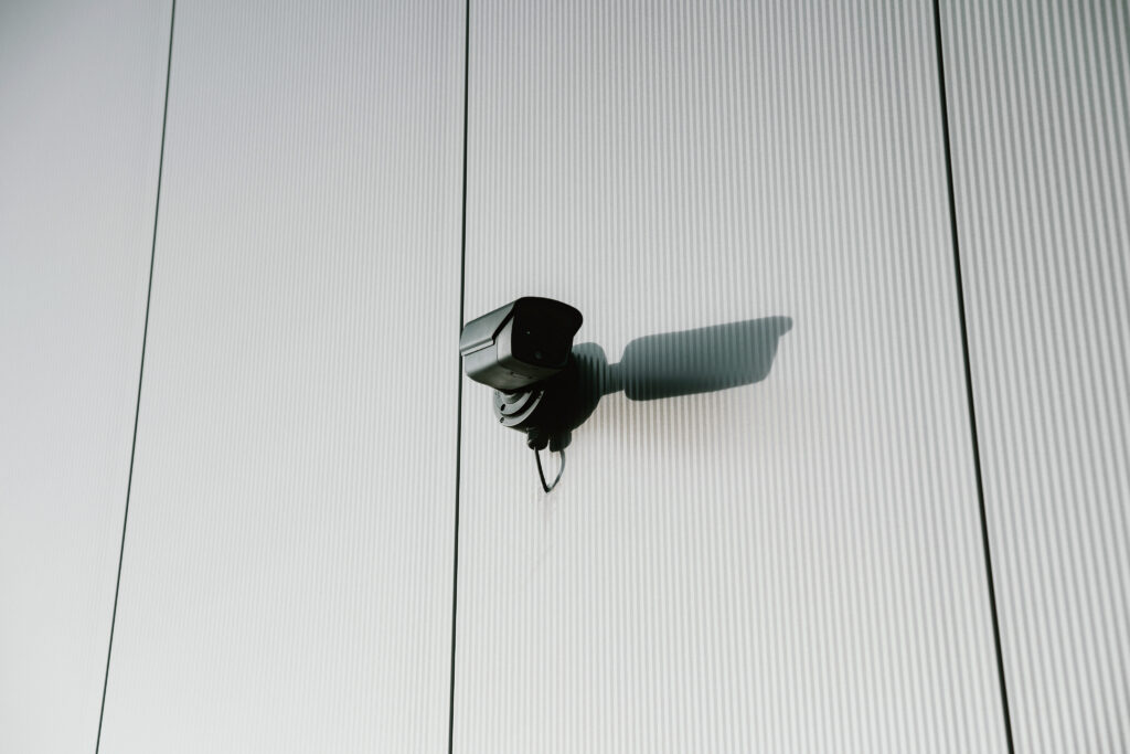 Videoüberwachung Industrie – Überwachungskamera auf einem Industriegelände